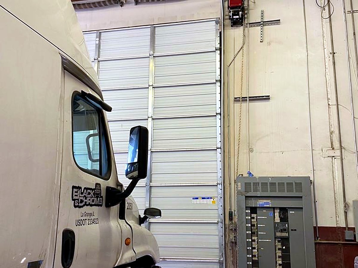 Semi truck at a loading dock door serviced by Garage Tec