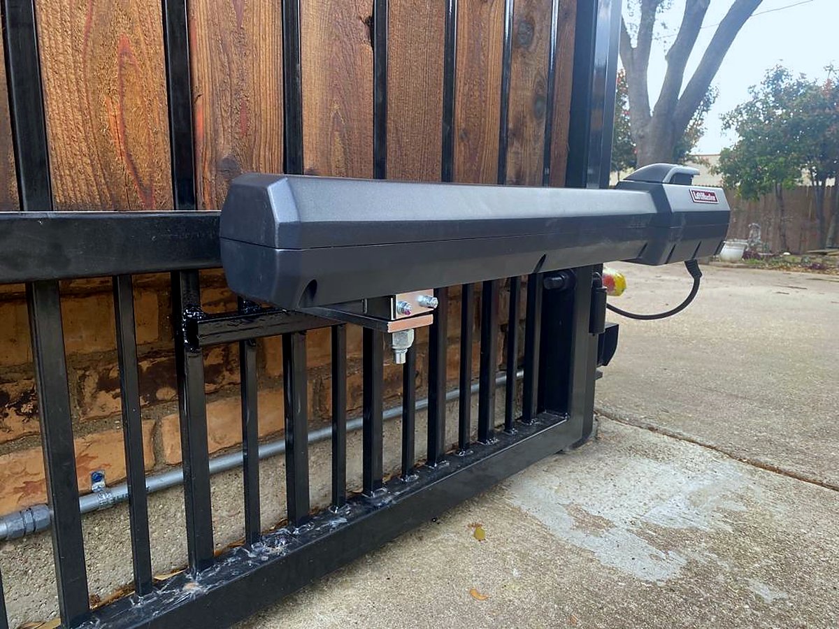 Linear-arm swing gate operator installed on a steel gate